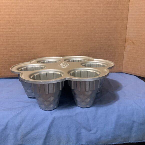 Nordic Ware Ice Cream Cone Cupcake Pan 4.5 Cup Nonstick 6 Cups Never Used - Picture 3 of 8